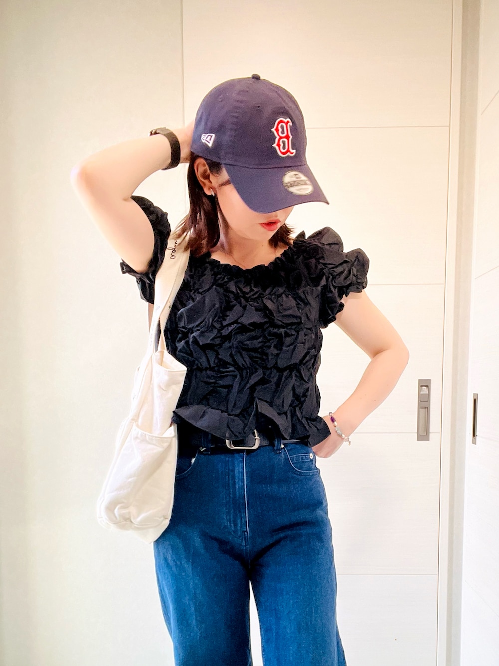 ブラック系のシャツ/ブラウス、ベージュ系のトートバッグ、グレー系のスニーカーを着用したレディースの夏コーディネートの2枚目の写真
