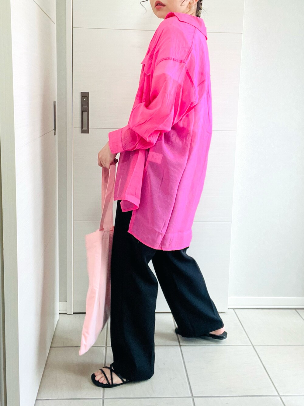 ピンク系のシャツ/ブラウス、ホワイト系のTシャツ/カットソー、ブラック系のスラックスを着用したレディースの夏コーディネートの5枚目の写真