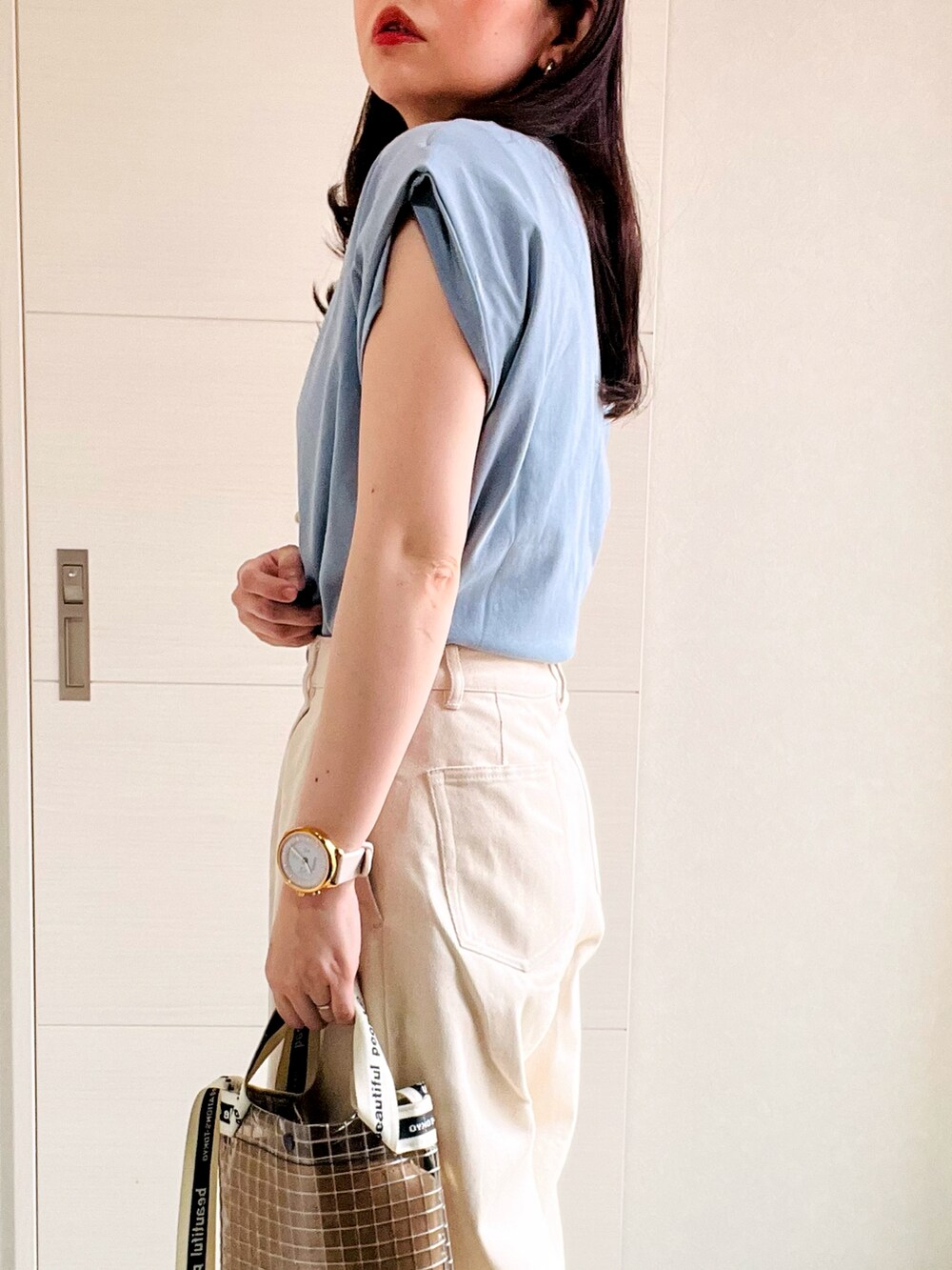 ブルー系のTシャツ/カットソー、ホワイト系のデニムパンツ、ブラック系のサンダルを着用したレディースの夏コーディネートの4枚目の写真