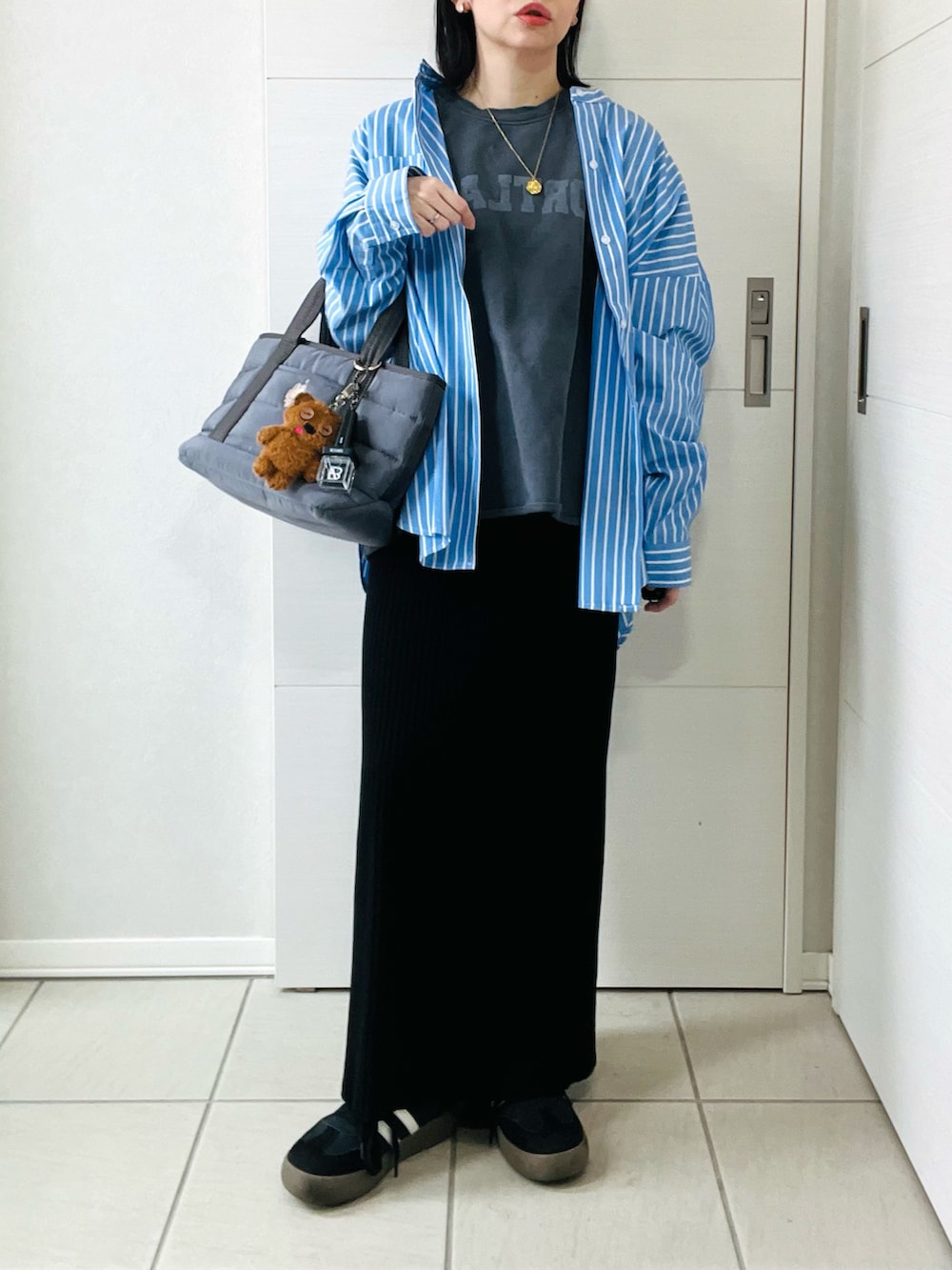 ブルー系のシャツ/ブラウス、グレー系のスウェット、ブラック系のスカートを着用したレディースの春コーディネートの4枚目の写真