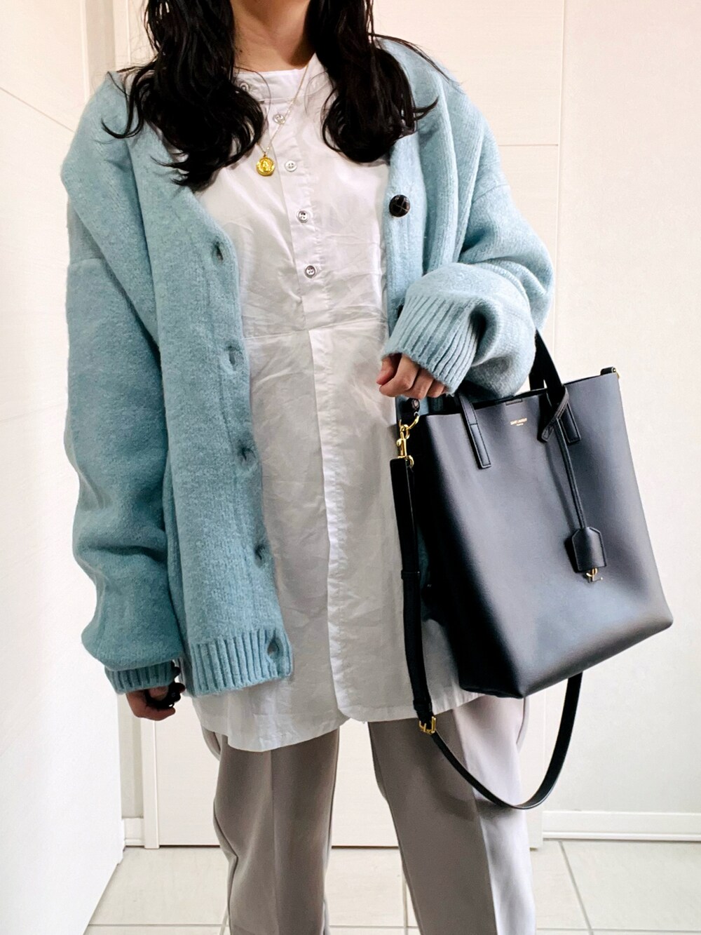 ホワイト系のシャツ/ブラウス、ブルー系のカーディガン/ボレロ、シルバー系のその他パンツを着用したレディースの秋コーディネートの2枚目の写真