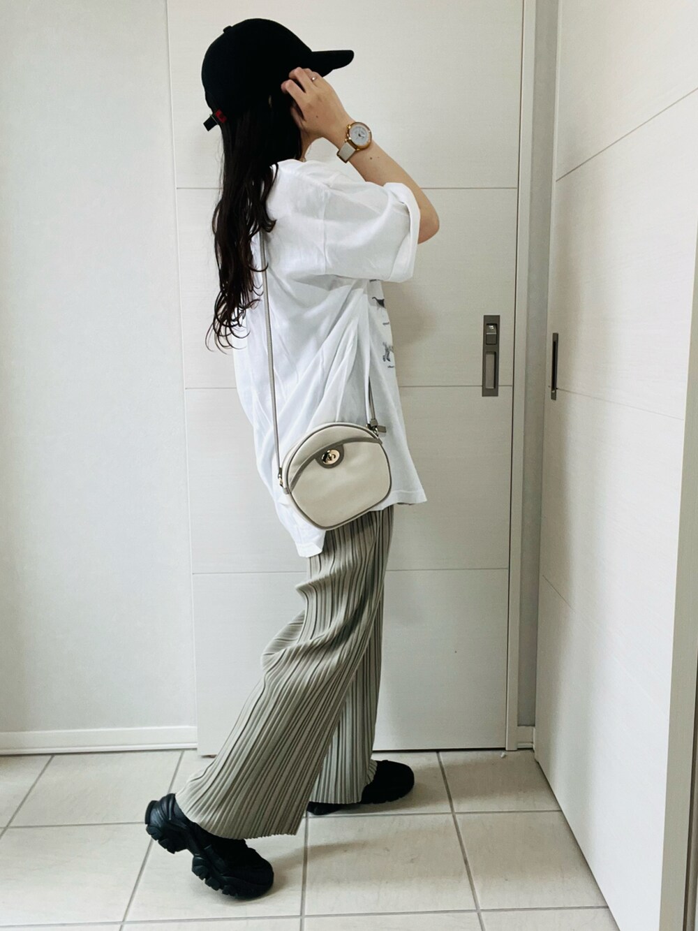 ブラック系のサンダル、ホワイト系のTシャツ/カットソー、グリーン系のその他パンツを着用したレディースの夏コーディネートの5枚目の写真