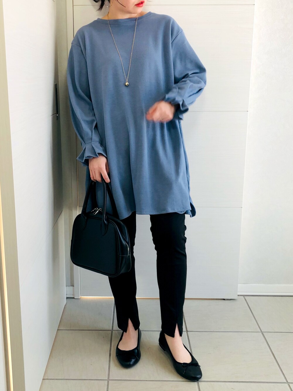 ブルー系のTシャツ/カットソー、ブラック系のその他パンツ、ブラック系のバレエシューズを着用したレディースの冬コーディネートの3枚目の写真