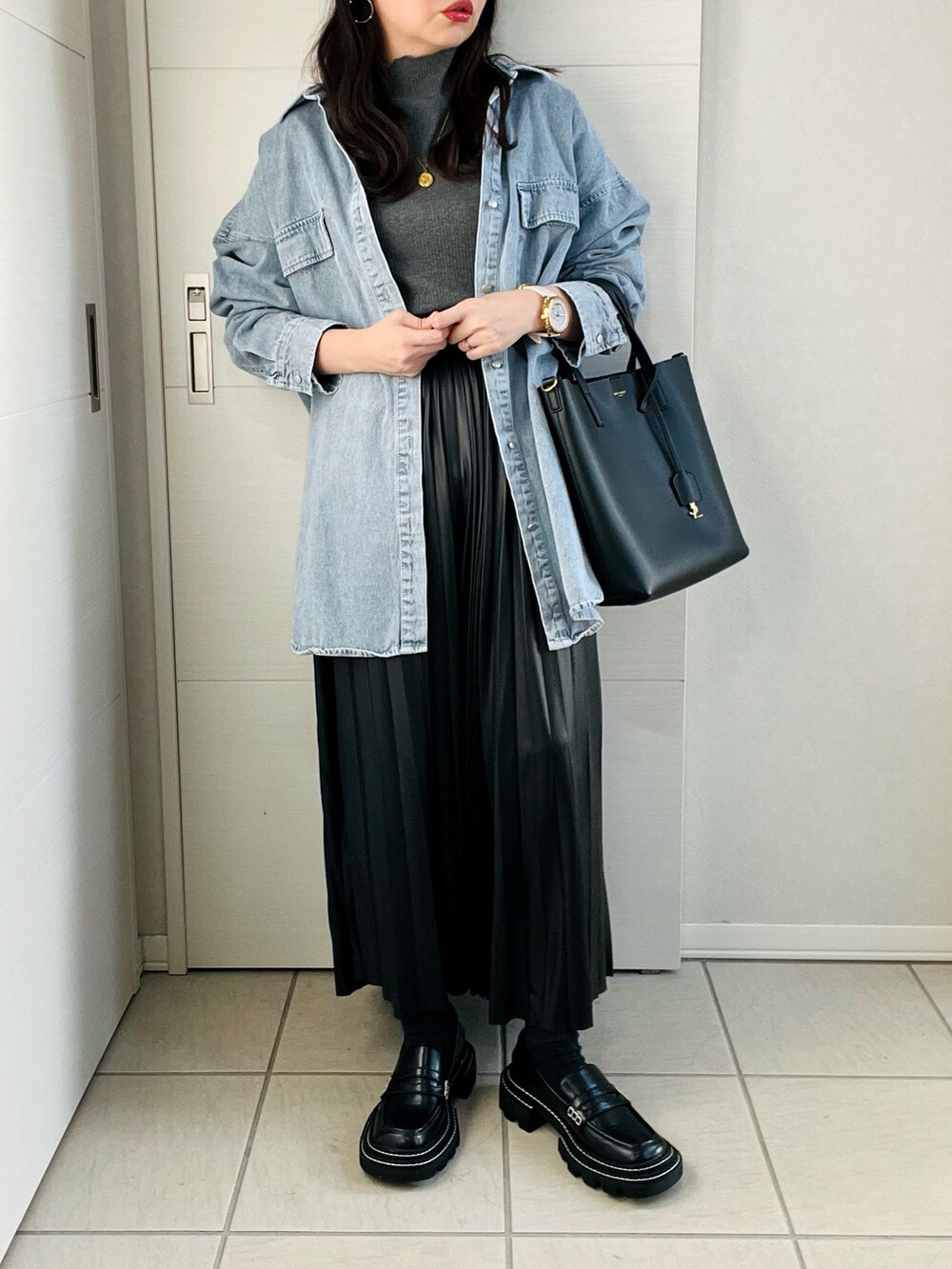 「秋服まるっと大公開、秋コーデ、秋、カジュアル、休日スタイル、ゆるコーデ、オトナ女子、オトナカジュアル、低身長、低身長コーデ、低身長女子、デニムシャツ、レザースカート、ハイネック、ローファー」｜「tiptopのデニムBIGシャツジャケット（シャツ/ブラウス、ブルー系）」を使った、❁⃘asa❁⃘さん（レディース・150cm）の秋コーディネートの4枚目の写真