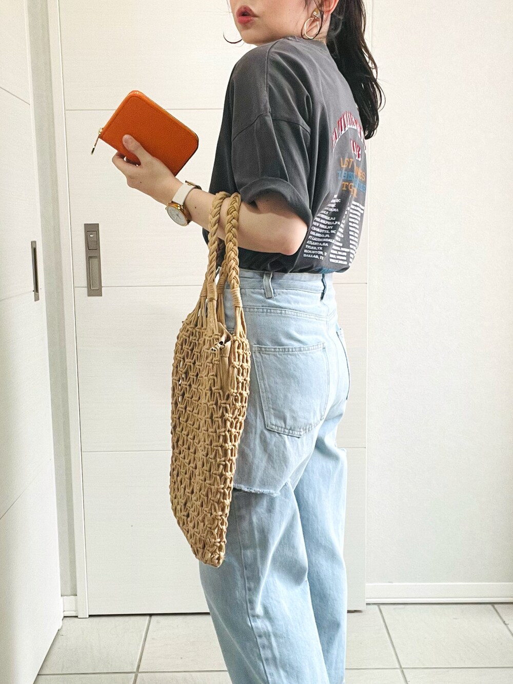 「お出かけコーデ、シンプルスタイル、夏、パンツスタイル、カジュアルコーデ、財布、ウォレット、emesuelee、オレンジ、カジュアル、エメスーリー、低身長、低身長コーデ、低身長女子、大人かわいい」|「tiptopのピグメントツアーロゴBIGTシャツ(Tシャツ/カットソー、ブラック系)」を使った、❁⃘asa❁⃘さん(レディース・150cm)の夏コーディネートの5枚目の写真
