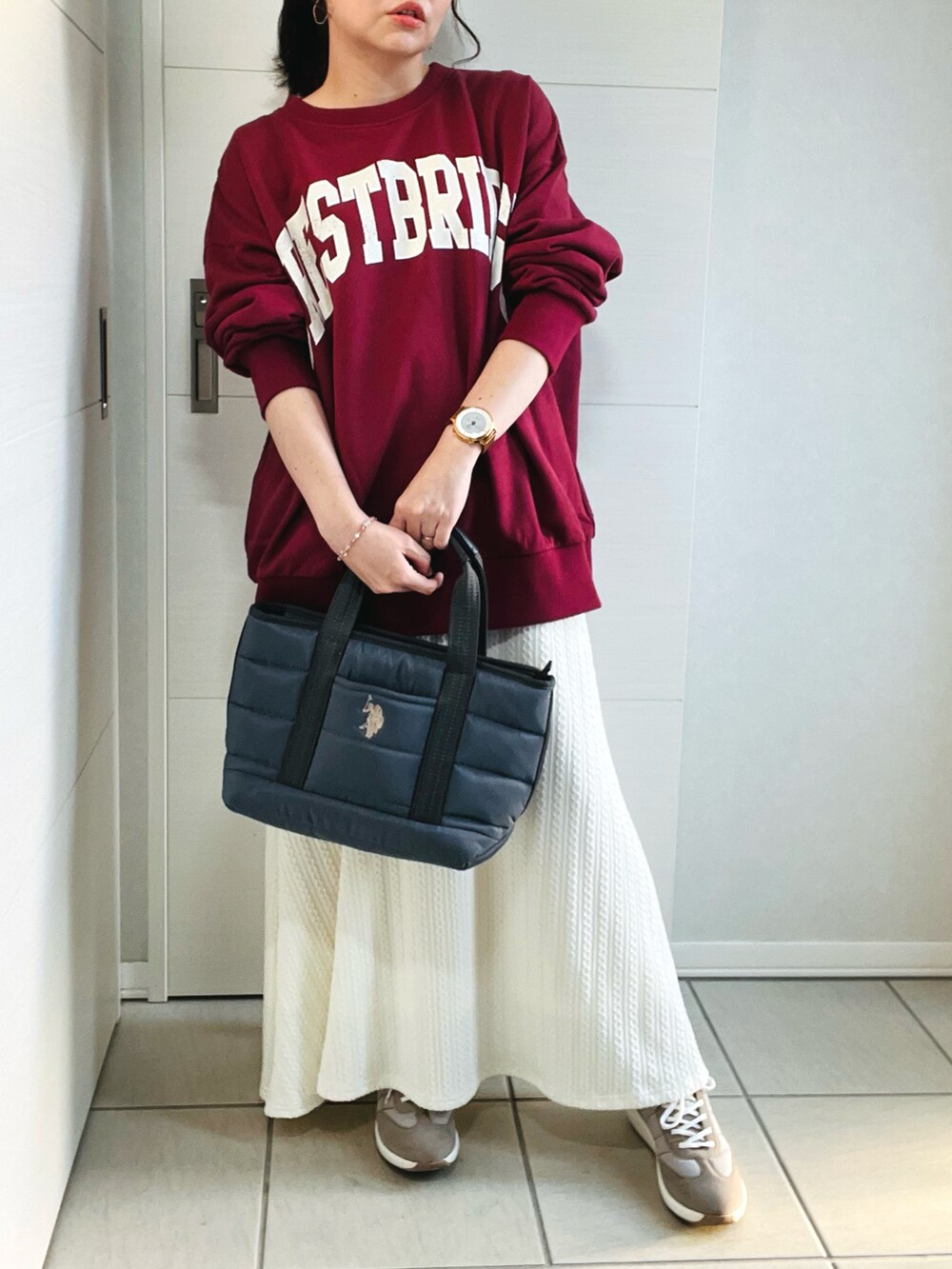 レッド系のTシャツ/カットソー、ホワイト系のスカート、ベージュ系のスニーカーを着用したレディースの秋コーディネートの2枚目の写真