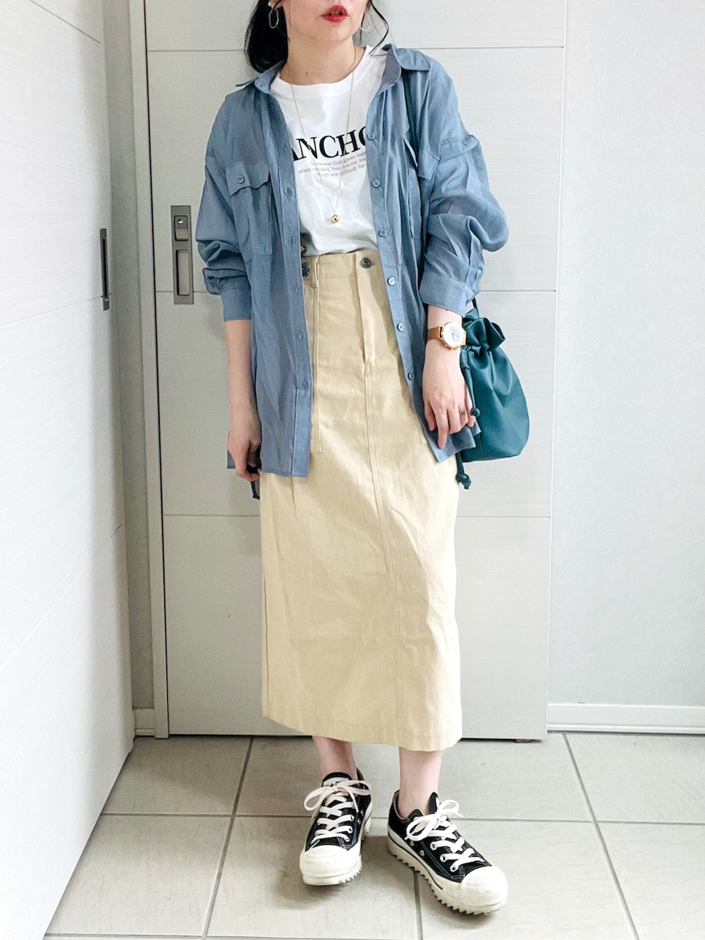 ブルー系のシャツ/ブラウス、ホワイト系のTシャツ/カットソー、ベージュ系のスカートを着用したレディースの春コーディネートの3枚目の写真