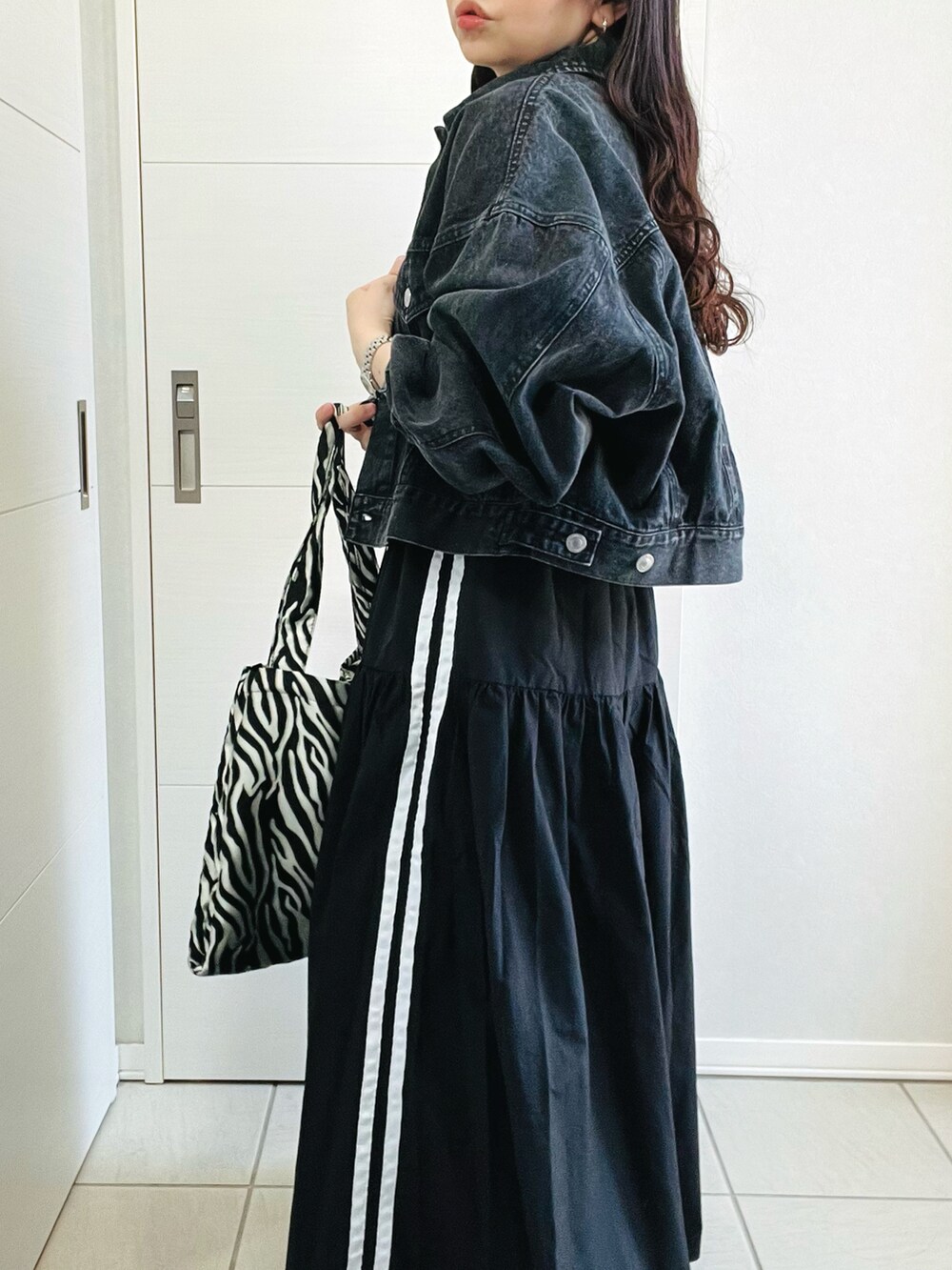 「休日スタイル、お出かけコーデ、カジュアルコーデ、デニムジャケット、春ファッション、スカート、ラインスカート、tiptop_pocket、tipコーデ、tiptop、ティップトップ、Tシャツ、低身長、低身長コーデ、低身長女子」｜「tiptopの[丈が選べる]デニムGジャン（デニムジャケット、ブラック系）」を使った、❁⃘asa❁⃘さん（レディース・150cm）の春コーディネートの3枚目の写真