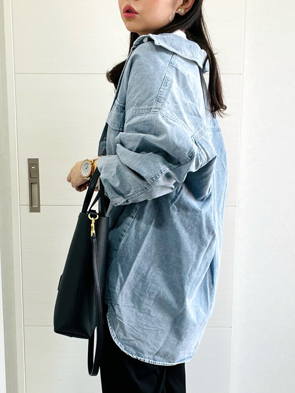 「アツいコーデ全部見せ、今日のコスメと服、秋服準備はじめました、大人カジュアル、パンツコーデ、シンプルスタイル、シンプルコーデ、大人コーデ、モノトーン、tiptop、tiptop_pocket、tipコーデ、低身長、低身長コーデ、低身長女子」|「tiptopのデニムBIGシャツジャケット(シャツ/ブラウス、ブルー系)」を使った、❁⃘asa❁⃘さん(レディース・150cm)の夏コーディネートの3枚目の写真
