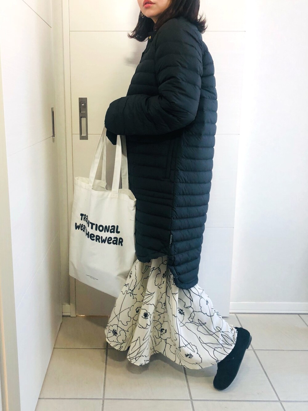 「カジュアルコーデ、オトナカジュアル、低身長、低身長コーデ、低身長女子、大人コーデ、冬、Traditional Weatherwear、トラディショナルウェザーウエア、TWW、冬アウター、花柄スカート、モカシン、ロゴトート、ニット」|「Traditional WeatherwearのARKLEY LONG DOWN PACKABLE/アークリー ロングダウン パッカブル(ダウンジャケット/コート、ブラック系)」を使った、❁⃘asa❁⃘さん(レディース・150cm)の冬コーディネートの2枚目の写真