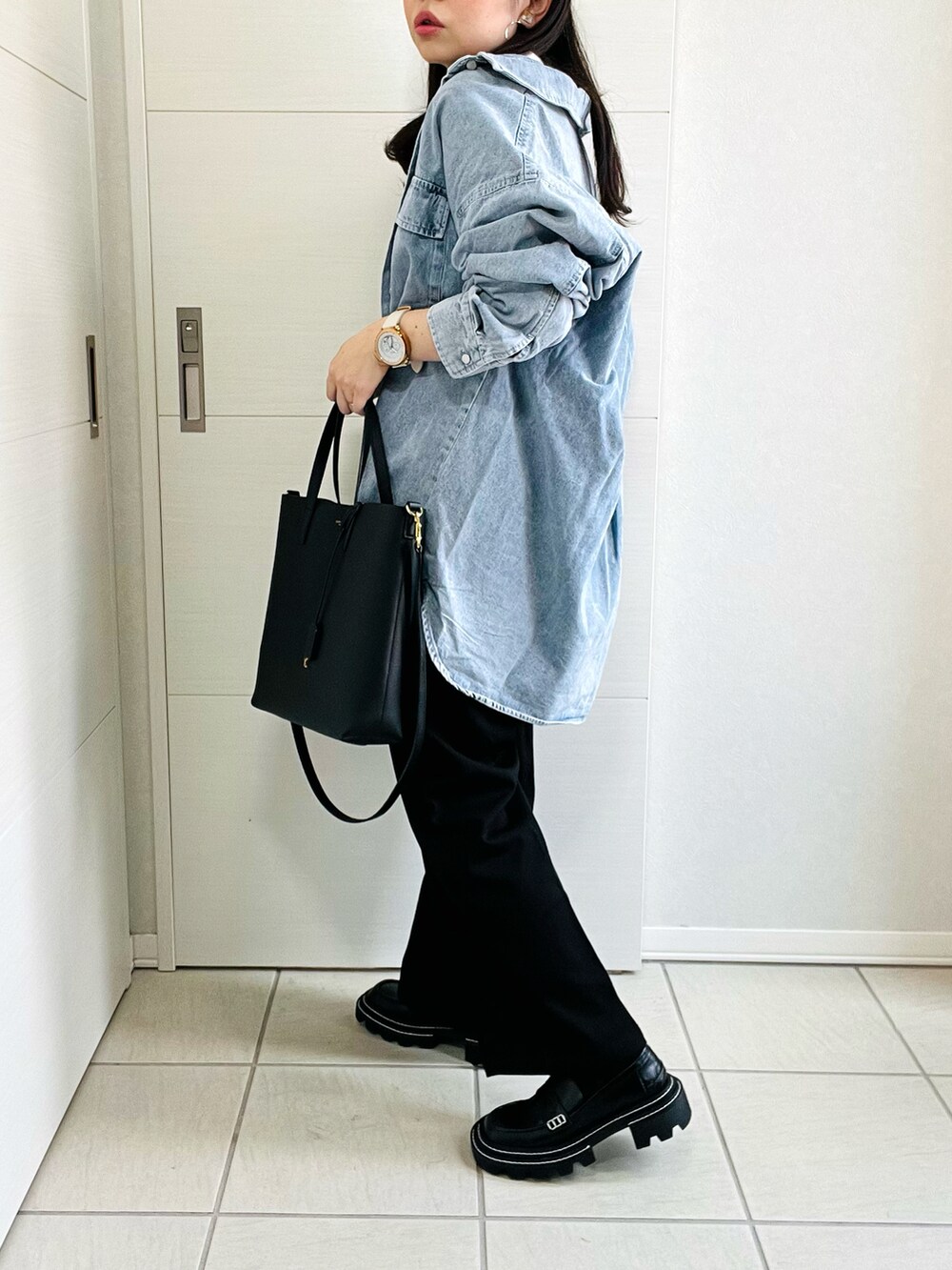 「アツいコーデ全部見せ、今日のコスメと服、秋服準備はじめました、大人カジュアル、パンツコーデ、シンプルスタイル、シンプルコーデ、大人コーデ、モノトーン、tiptop、tiptop_pocket、tipコーデ、低身長、低身長コーデ、低身長女子」|「tiptopのデニムBIGシャツジャケット(シャツ/ブラウス、ブルー系)」を使った、❁⃘asa❁⃘さん(レディース・150cm)の夏コーディネートの4枚目の写真