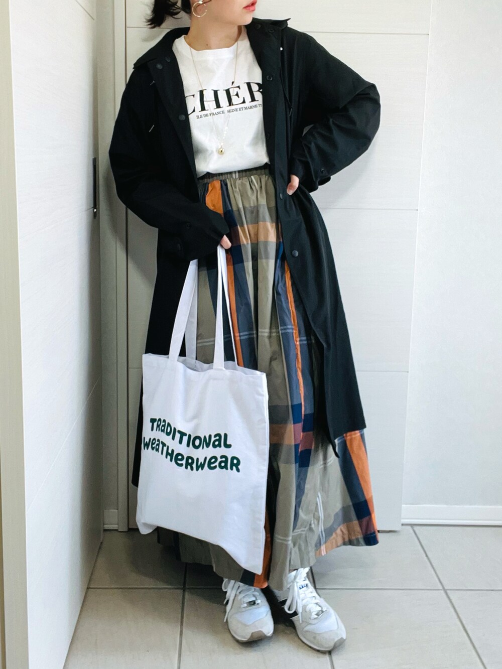 ホワイト系のトートバッグ、グリーン系のスカート、ホワイト系のスニーカーを着用したレディースの春コーディネートの3枚目の写真