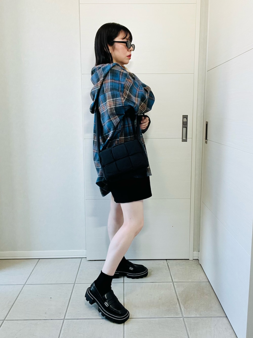 ブルー系のシャツ/ブラウス、ブラック系のその他パンツ、ブラック系のローファーを着用したレディースの秋コーディネートの4枚目の写真