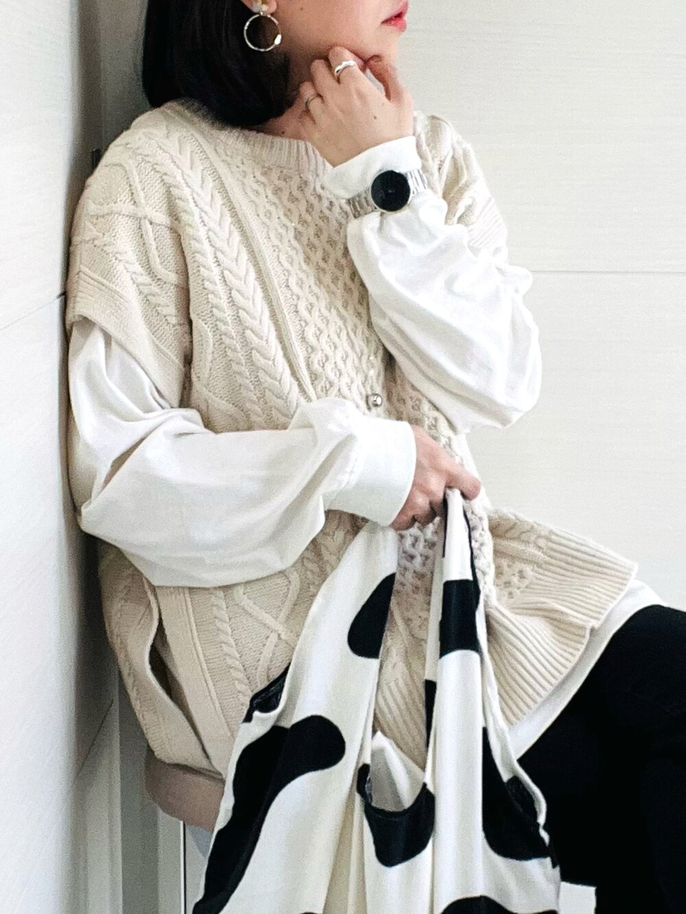 ブラック系のデニムパンツ、ホワイト系のスニーカー、ホワイト系のエコバッグ/サブバッグを着用したレディースの春コーディネートの4枚目の写真