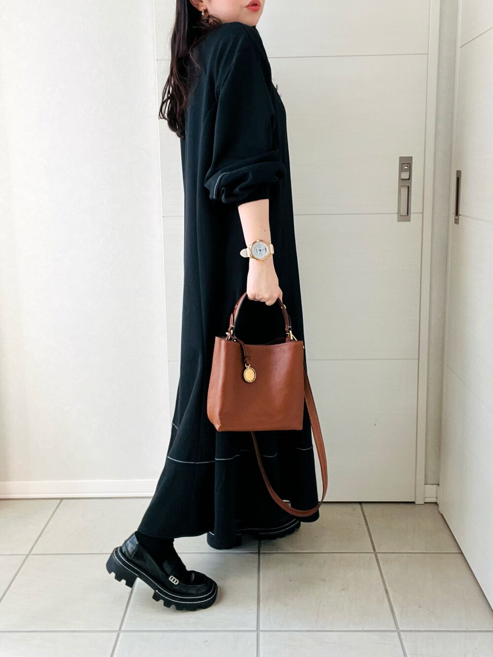 「秋っぽコーデ更新中、ワンピース、休日スタイル、秋冬コーデ、大人かわいい、シンプルコーデ、Fossil、FOSSILSTYLE、フォッシル、バケットバッグ、ブラウン、ブラックコーデ、低身長、低身長コーデ、低身長女子」｜「FOSSILのJessie Crossbody ZB11002200（ショルダーバッグ、ブラウン系）」を使った、❁⃘asa❁⃘さん（レディース・150cm）の秋コーディネートの5枚目の写真