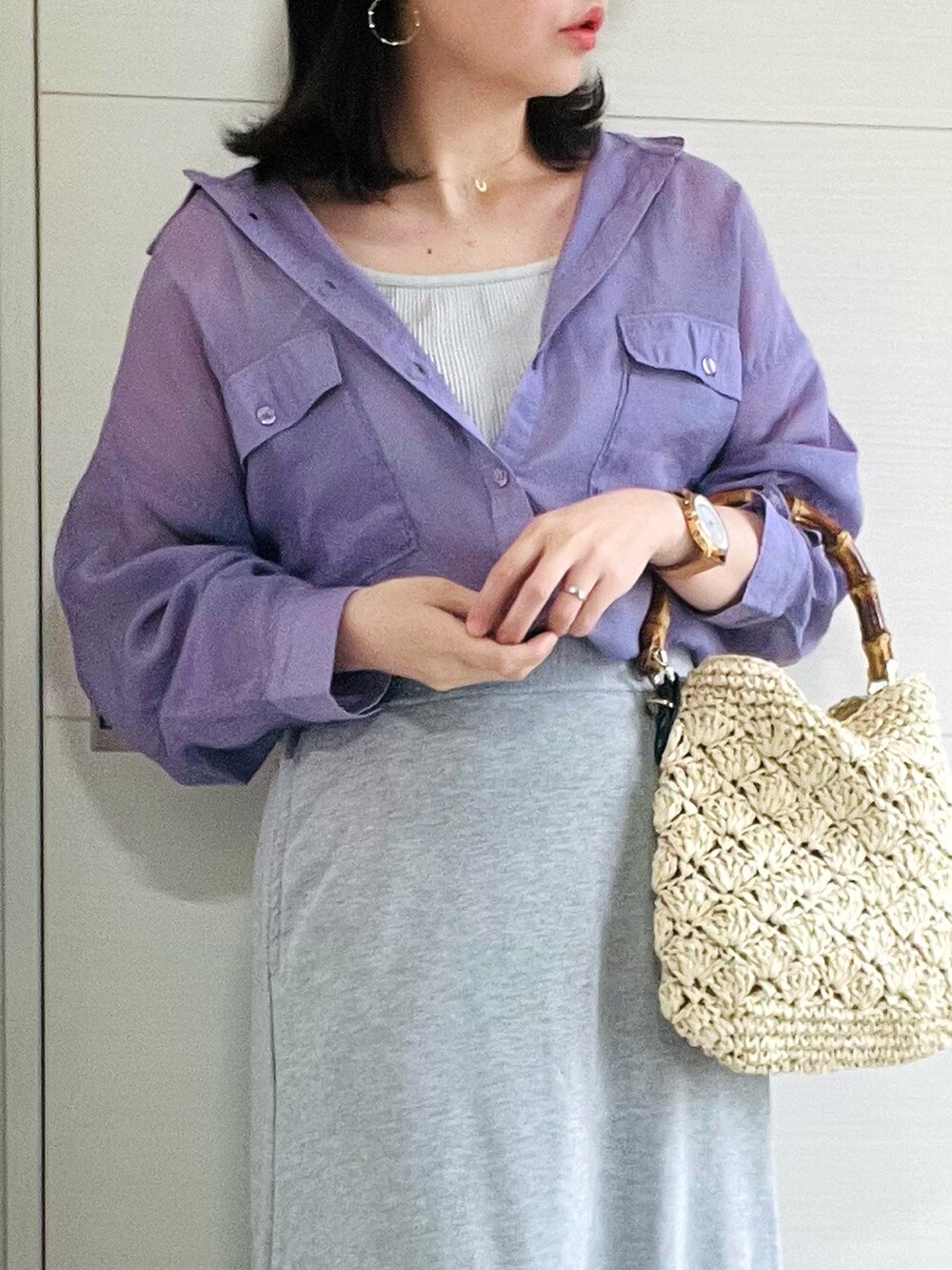 パープル系のシャツ/ブラウス、グレー系のスカート、ホワイト系のスニーカーを着用したレディースの夏コーディネートの3枚目の写真