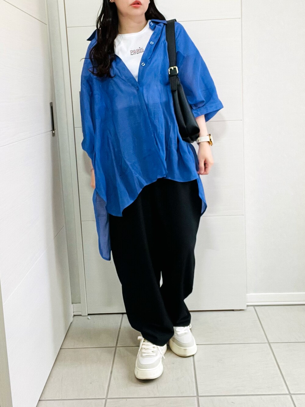 ブルー系のシャツ/ブラウス、ホワイト系のTシャツ/カットソー、ブラック系のスラックスを着用したレディースの夏コーディネートの4枚目の写真