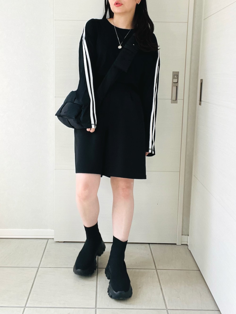 「オトナカジュアル、秋冬コーデ、シアートップス、ライン、ハーフパンツ、スニーカーブーツ、低身長女子、低身長、低身長コーデ、tiptop_pocket、tiptop、tipコーデ」｜「tiptopの【ZOZO限定カラーあり】アソートスラブシアートップス（Tシャツ/カットソー、ブラック系）」を使った、❁⃘asa❁⃘さん（レディース・150cm）の秋コーディネートの4枚目の写真