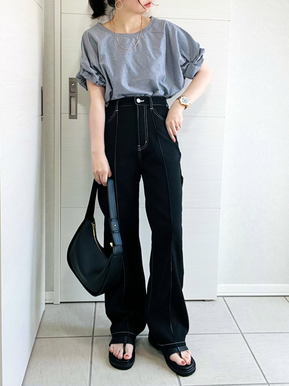 ブルー系のTシャツ/カットソー、ブラック系のその他パンツ、ブラック系のサンダルを着用したレディースの夏コーディネートの2枚目の写真