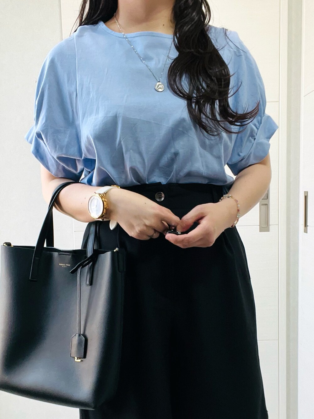 ブルー系のTシャツ/カットソー、ブラック系のその他パンツ、ブラック系のブーツを着用したレディースの夏コーディネートの2枚目の写真