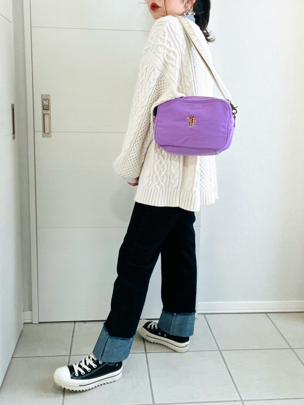 その他のTシャツ/カットソー、ホワイト系のニット/セーター、ブルー系のデニムパンツを着用したレディースの冬コーディネートの5枚目の写真