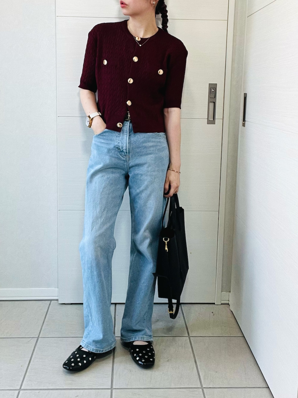 レッド系のカーディガン/ボレロ、ブラック系のバレエシューズ、ブルー系のデニムパンツを着用したレディースの夏コーディネートの4枚目の写真