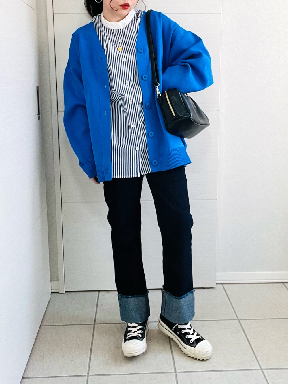 ブルー系のカーディガン/ボレロ、ブルー系のシャツ/ブラウス、ブルー系のデニムパンツを着用したレディースの冬コーディネートの3枚目の写真