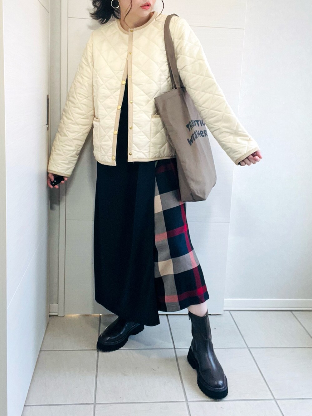 「オトナカジュアル、秋冬コーデ、トラディショナルウェザーウェア、Traditional Weatherwear、TWW、キルティングジャケット、cbcrestbridge、cbクレストブリッジ、シービークレストブリッジ、クレストブリッジ、crestbridge、大人女子、低身長、低身長女子、低身長コーデ」｜「Traditional WeatherwearのARKLEY（ノーカラージャケット、ホワイト系）」を使った、❁⃘asa❁⃘さん（レディース・150cm）の秋コーディネートの3枚目の写真
