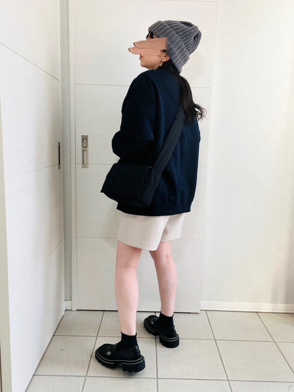 ブルー系のスウェット、グレー系のTシャツ/カットソー、ホワイト系のスラックスを着用したレディースの秋コーディネートの5枚目の写真