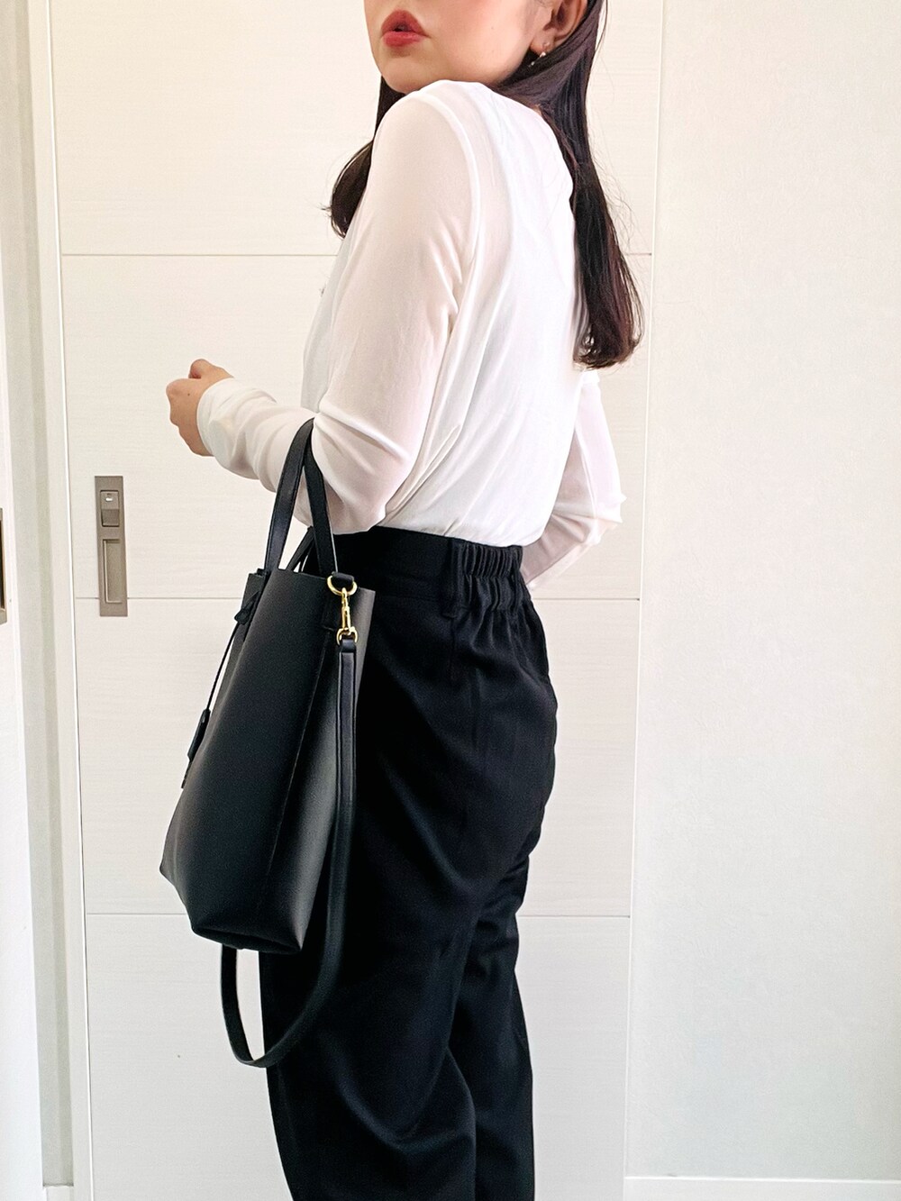 「休日スタイル、カジュアルコーデ、オトナカジュアル、オトナ女子、モノトーン、モノトーンコーデ、シンプルコーデ、ハンチ、Hunch、HUNCH、シアートップス、秋コーデ、低身長、低身長コーデ、低身長女子」|「hunchのクルーネックシアートップス(Tシャツ/カットソー、ホワイト系)」を使った、❁⃘asa❁⃘さん(レディース・150cm)の夏コーディネートの3枚目の写真