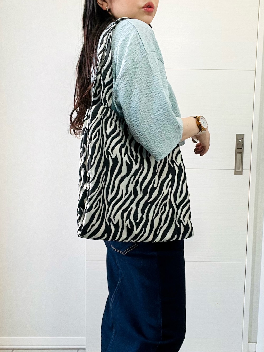 ブルー系のシャツ/ブラウス、ブルー系のデニムスカート、ブラック系のサンダルを着用したレディースの夏コーディネートの3枚目の写真