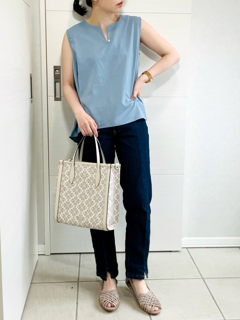 グレー系のシャツ/ブラウス、ブルー系のデニムパンツ、グレー系のサンダルを着用したレディースの夏コーディネートの3枚目の写真