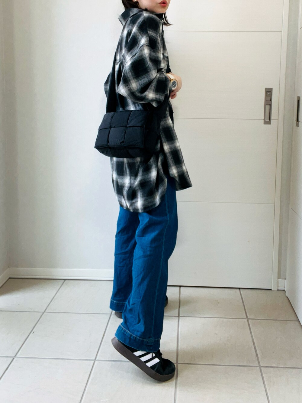 ブラック系のスニーカー、ブラック系のシャツ/ブラウス、ブラック系のTシャツ/カットソーを着用したレディースの秋コーディネートの5枚目の写真