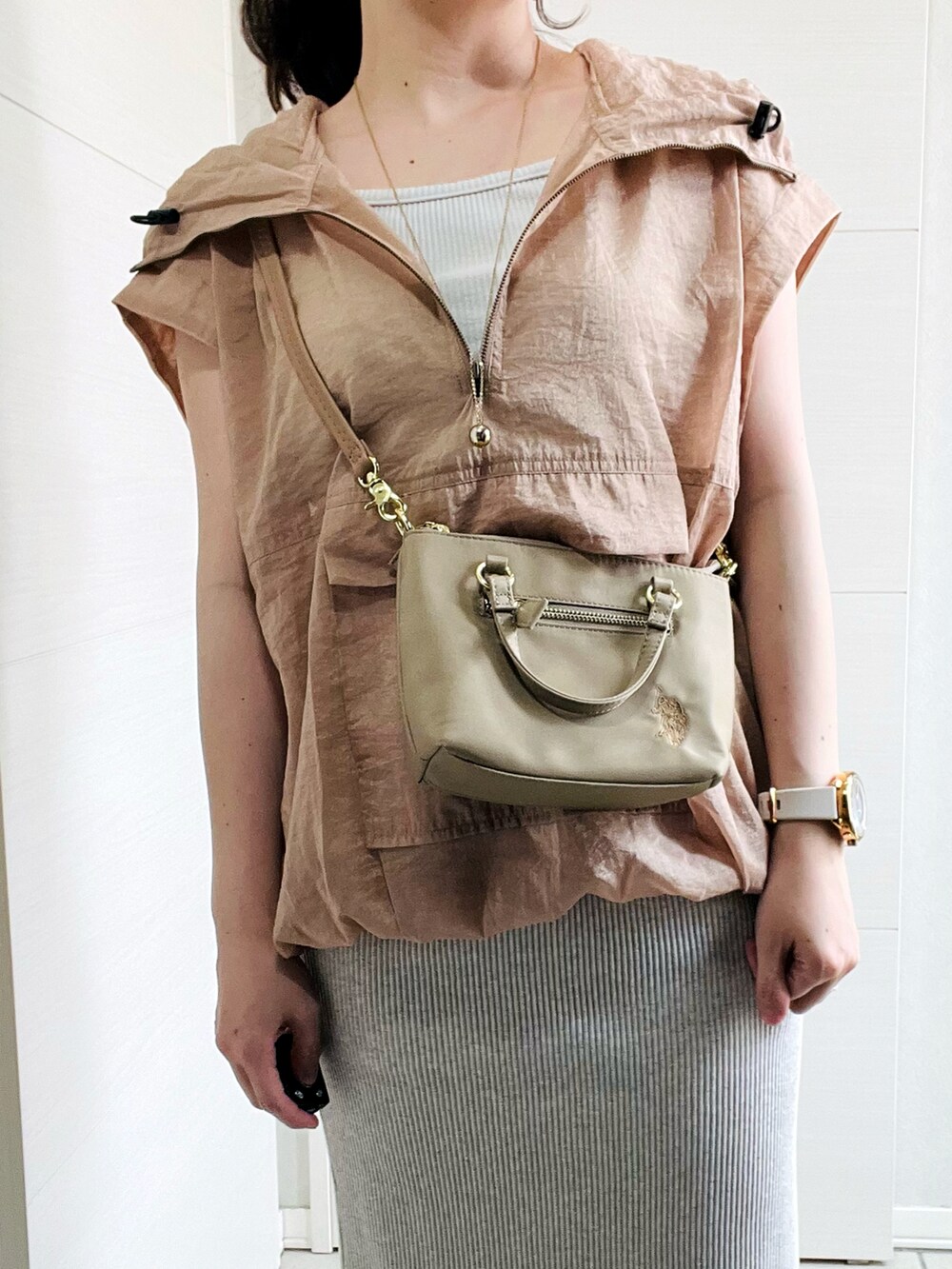 ベージュ系のシャツ/ブラウス、ベージュ系のスカート、グレー系のサンダルを着用したレディースの夏コーディネートの2枚目の写真