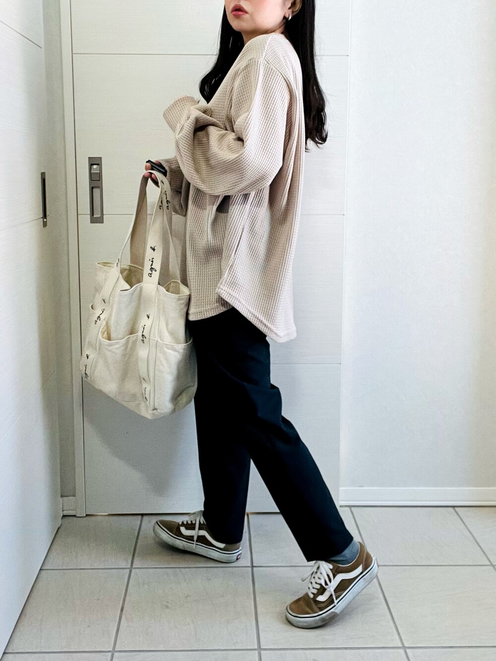 ベージュ系のスウェット、ブルー系のその他パンツ、ブラウン系のスニーカーを着用したレディースの冬コーディネートの5枚目の写真