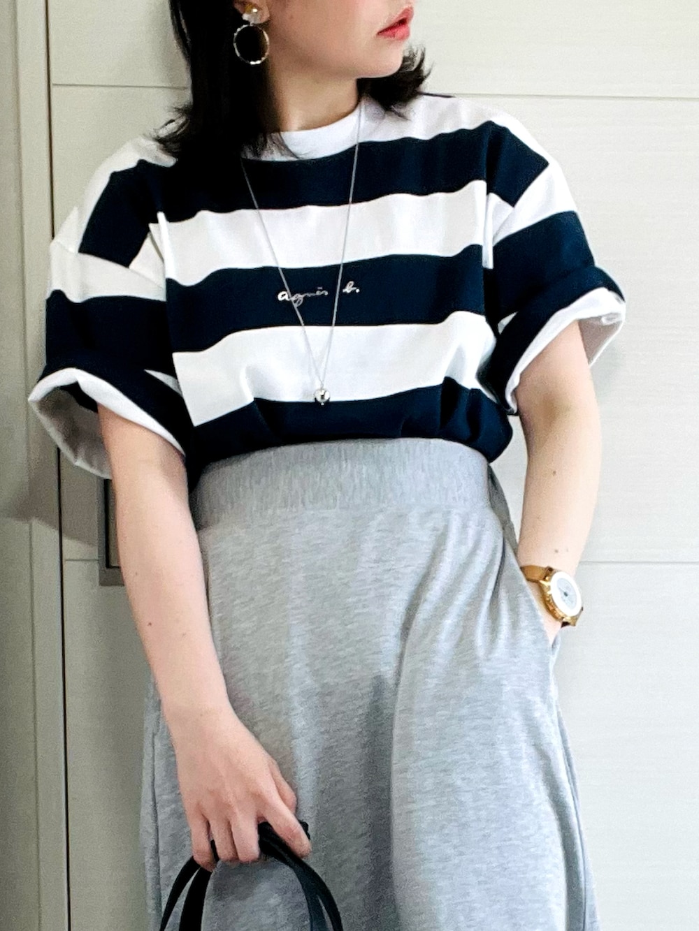 ブルー系のTシャツ/カットソー、グレー系のスカート、ブラック系のかごバッグを着用したレディースの夏コーディネートの3枚目の写真