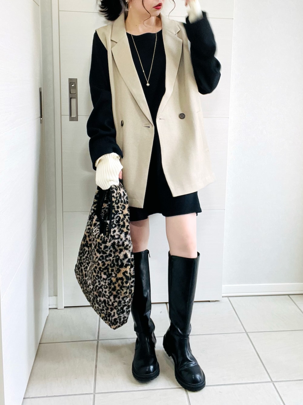 その他のベスト、ブラック系のワンピース、ブラック系のブーツを着用したレディースの秋コーディネートの3枚目の写真