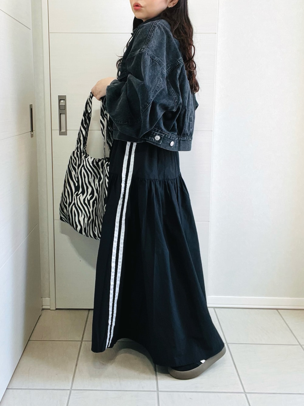 「休日スタイル、お出かけコーデ、カジュアルコーデ、デニムジャケット、春ファッション、スカート、ラインスカート、tiptop_pocket、tipコーデ、tiptop、ティップトップ、Tシャツ、低身長、低身長コーデ、低身長女子」｜「tiptopの[丈が選べる]デニムGジャン（デニムジャケット、ブラック系）」を使った、❁⃘asa❁⃘さん（レディース・150cm）の春コーディネートの5枚目の写真