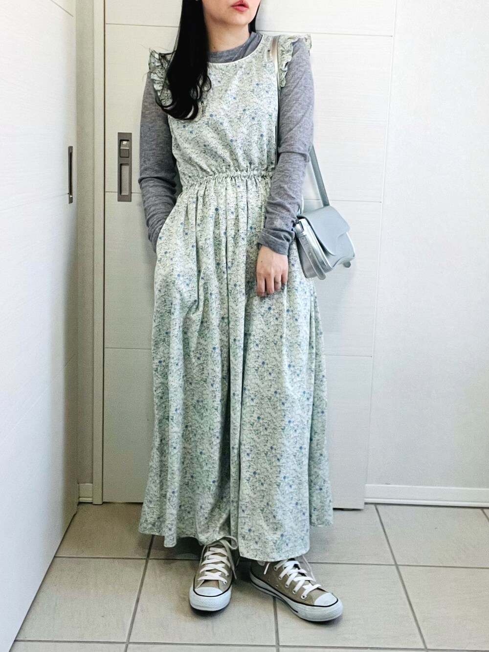 グリーン系のワンピース、グレー系のTシャツ/カットソー、グリーン系のベストを着用したレディースの冬コーディネートの4枚目の写真