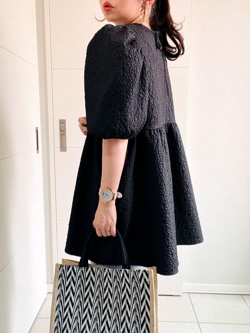 ブラック系のシャツ/ブラウス、ブルー系のデニムパンツ、ブラック系のサンダルを着用したレディースの夏コーディネートの5枚目の写真