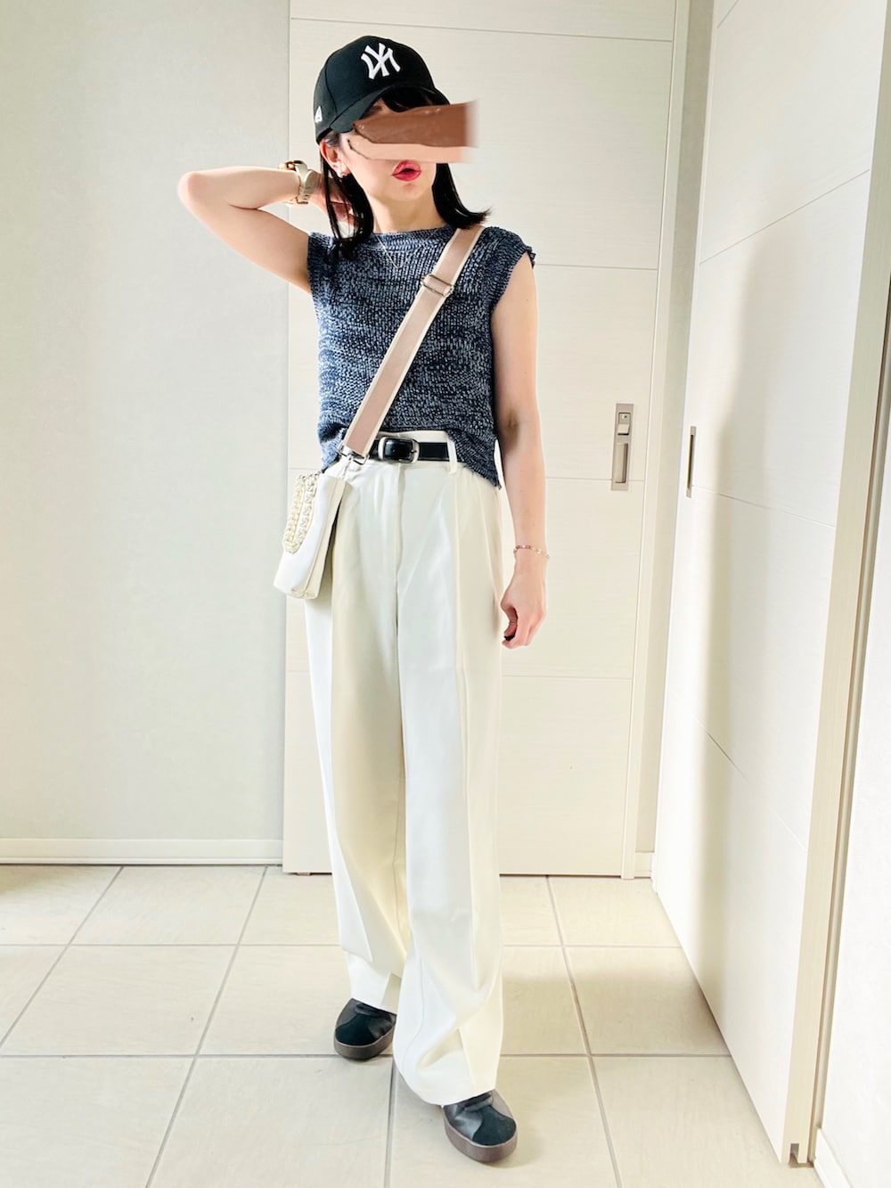 ブルー系のその他トップス、ホワイト系のスラックス、ブラック系のスニーカーを着用したレディースの夏コーディネートの3枚目の写真