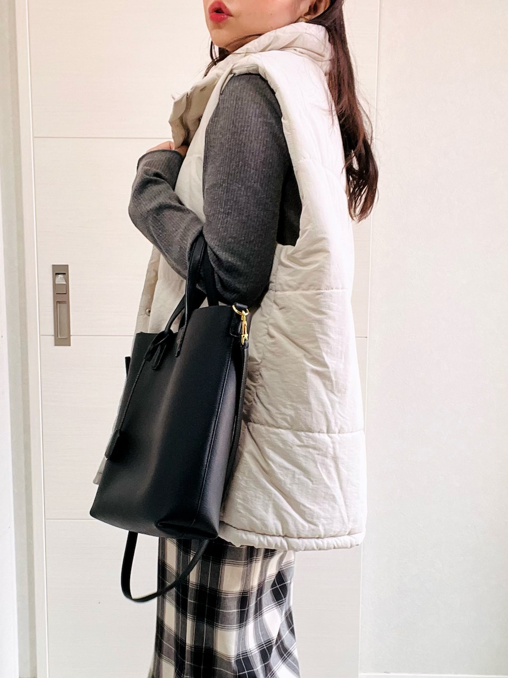 「秋先取りコーデ、秋冬、おでかけコーデ、ダウンベスト、秋服コーデ、低身長、低身長コーデ、低身長女子、tiptop、tiptop_pocket、tipコーデ、チェック柄、チェックスカート、マーメイドスカート、ハイネックトップス」|「tiptopの【選べる2タイプ】スタンドカラーBIGベスト(ベスト、ホワイト系)」を使った、❁⃘asa❁⃘さん(レディース・150cm)の秋コーディネートの3枚目の写真