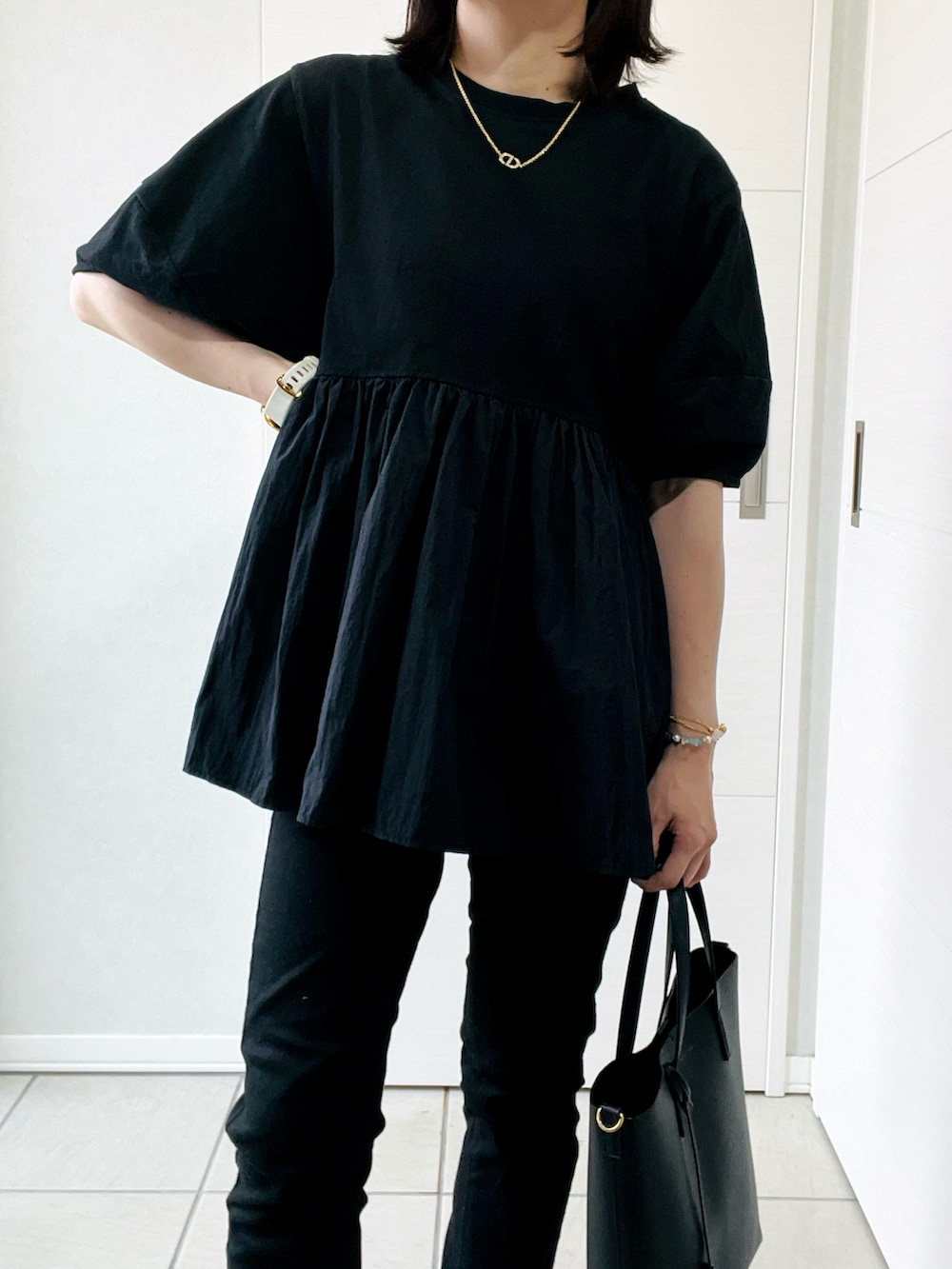 ブラック系のバレエシューズ、ブラック系のトートバッグ、ブラック系のTシャツ/カットソーを着用したレディースの夏コーディネートの2枚目の写真