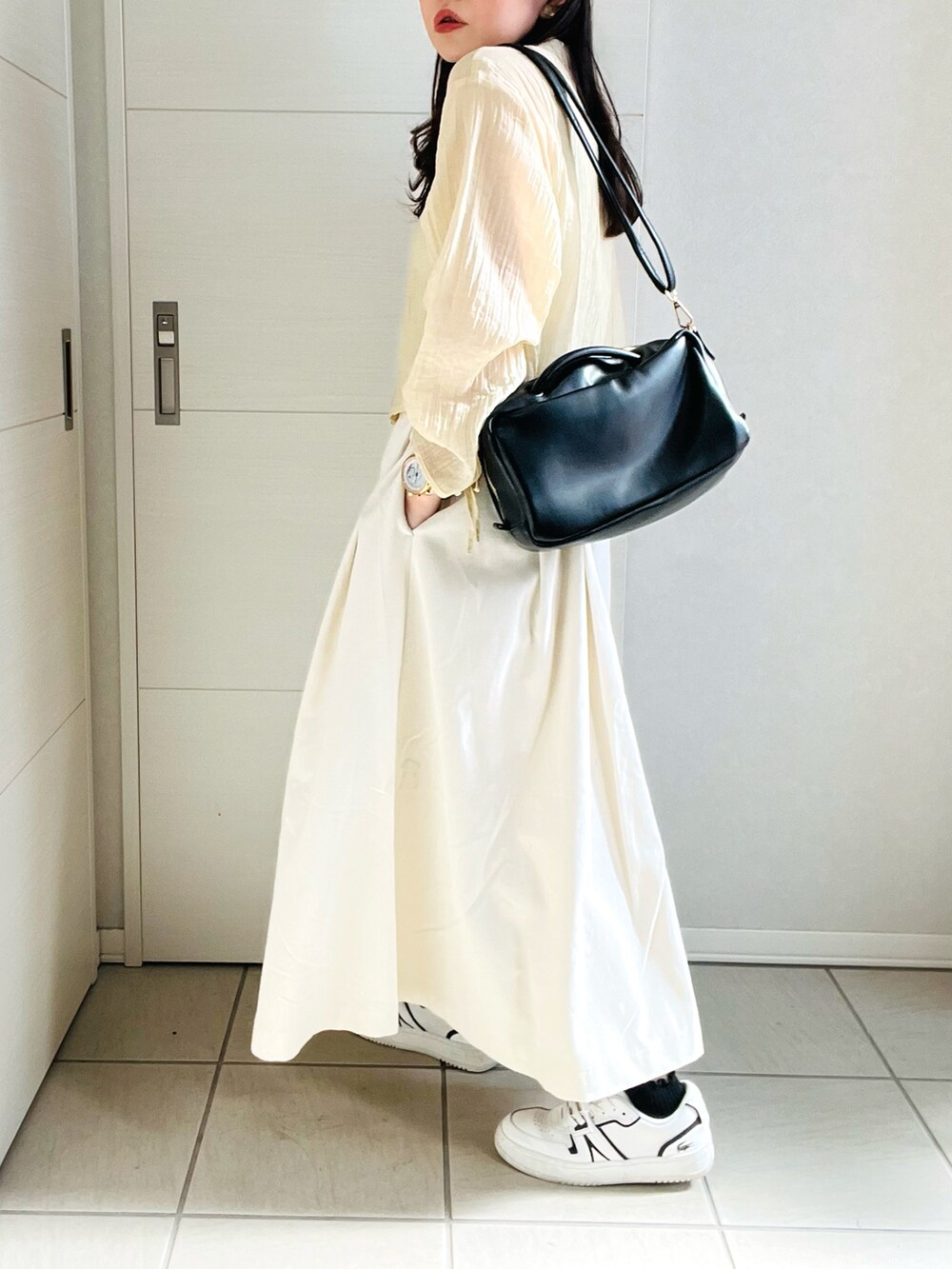 イエロー系のシャツ/ブラウス、ホワイト系のデニムスカート、ホワイト系のスニーカーを着用したレディースの夏コーディネートの4枚目の写真