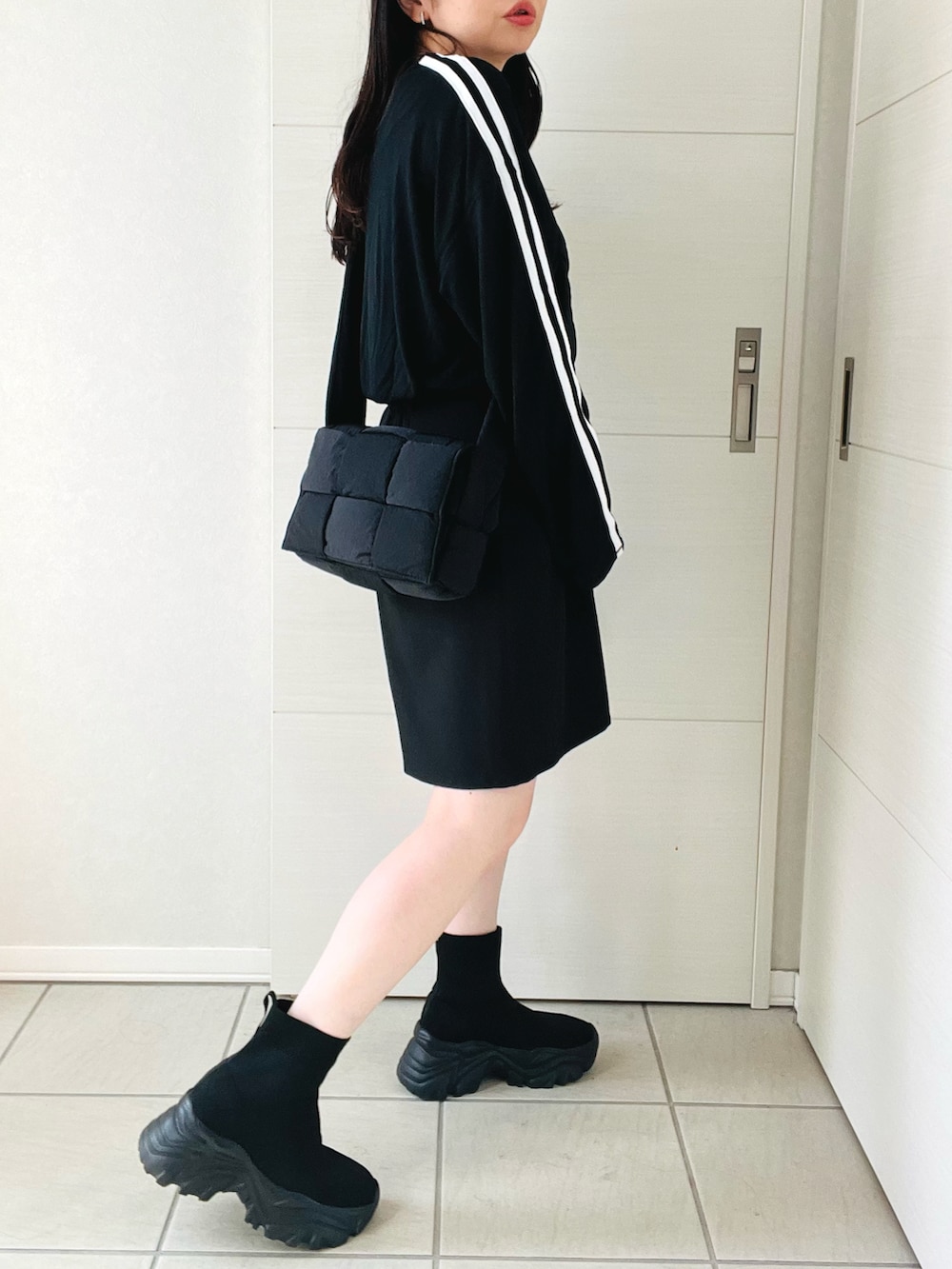 「オトナカジュアル、秋冬コーデ、シアートップス、ライン、ハーフパンツ、スニーカーブーツ、低身長女子、低身長、低身長コーデ、tiptop_pocket、tiptop、tipコーデ」｜「tiptopの【ZOZO限定カラーあり】アソートスラブシアートップス（Tシャツ/カットソー、ブラック系）」を使った、❁⃘asa❁⃘さん（レディース・150cm）の秋コーディネートの5枚目の写真