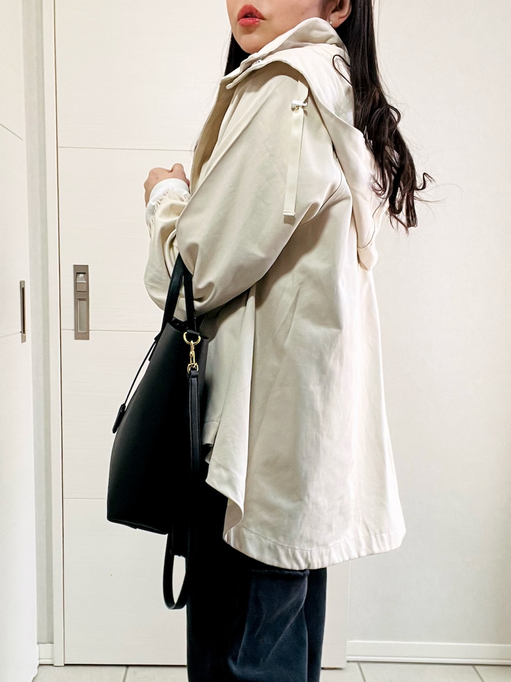 ホワイト系のマウンテンパーカー、ホワイト系のTシャツ/カットソー、ブラック系のデニムパンツを着用したレディースの春コーディネートの3枚目の写真