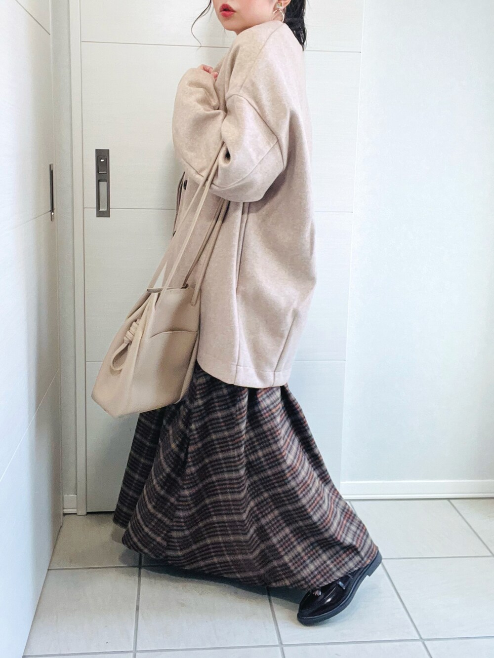 「秋ルック紹介するよ、秋服、秋冬コーデ、大人カジュアル、オトナカジュアル、オトナ女子、コクーンコート、ANGIE VINTAGE、コートスタイル、ゆるコーデ、チェックスカート、タッセルローファー、低身長、低身長コーデ、低身長女子」｜「ANGIEの【2022年新色追加】ノーカラーミドルコクーンコート（ノーカラーコート、ピンク系）」を使った、❁⃘asa❁⃘さん（レディース・150cm）の秋コーディネートの3枚目の写真