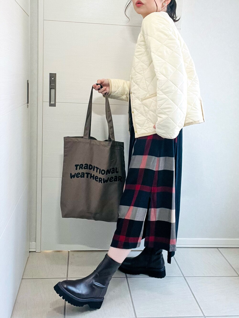 「オトナカジュアル、秋冬コーデ、トラディショナルウェザーウェア、Traditional Weatherwear、TWW、キルティングジャケット、cbcrestbridge、cbクレストブリッジ、シービークレストブリッジ、クレストブリッジ、crestbridge、大人女子、低身長、低身長女子、低身長コーデ」｜「Traditional WeatherwearのARKLEY（ノーカラージャケット、ホワイト系）」を使った、❁⃘asa❁⃘さん（レディース・150cm）の秋コーディネートの4枚目の写真