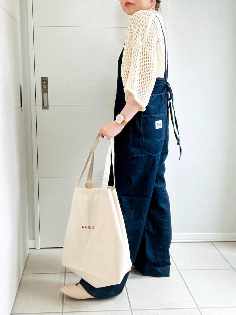 ホワイト系のニット/セーター、ブルー系のサロペット/オーバーオール、ベージュ系のパンプスを着用したレディースの春コーディネートの4枚目の写真