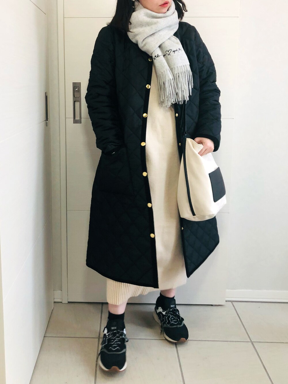 「シンプル、ニットワンピース、モノトーン、キルティングジャケット、Traditional Weatherwear、低身長、アニエスベー、低身長コーデ、agnes b.、AULI、アウリィ、トラディショナルウェザーウエア、TWW、低身長女子、petit AULI」|「Traditional WeatherwearのARKLEY LONG(ノーカラーコート、ブラック系)」を使った、❁⃘asa❁⃘さん(レディース・150cm)の秋コーディネートの2枚目の写真